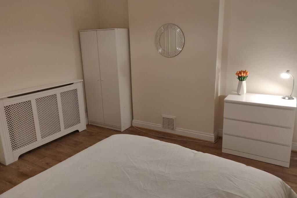לונדון Battersea 3-Bedroom Apartment With Patio Garden מראה חיצוני תמונה