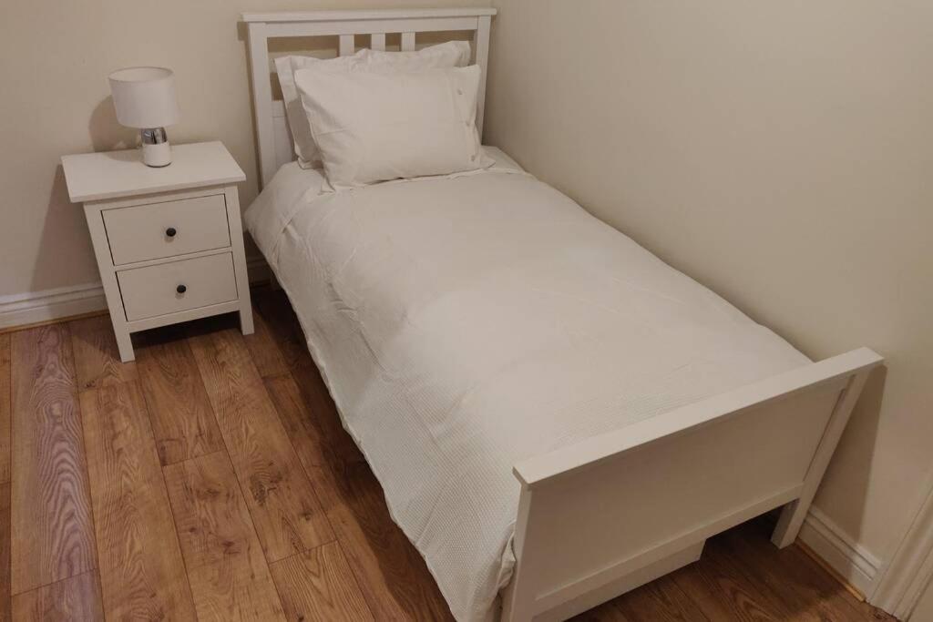 לונדון Battersea 3-Bedroom Apartment With Patio Garden מראה חיצוני תמונה